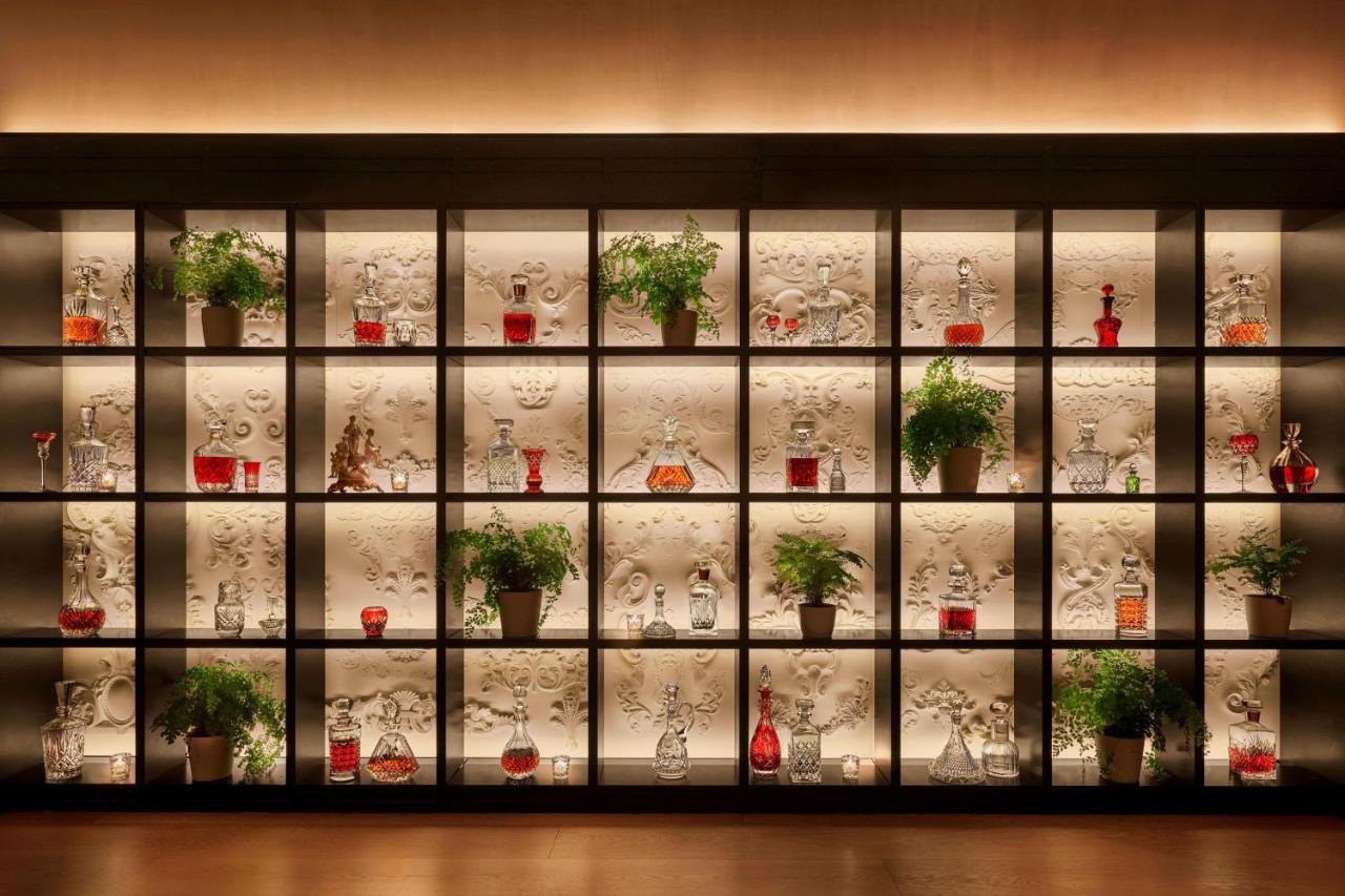 더 타임스 스퀘어 에디션 뉴욕 외부 사진 A display of the world's most famous spirits