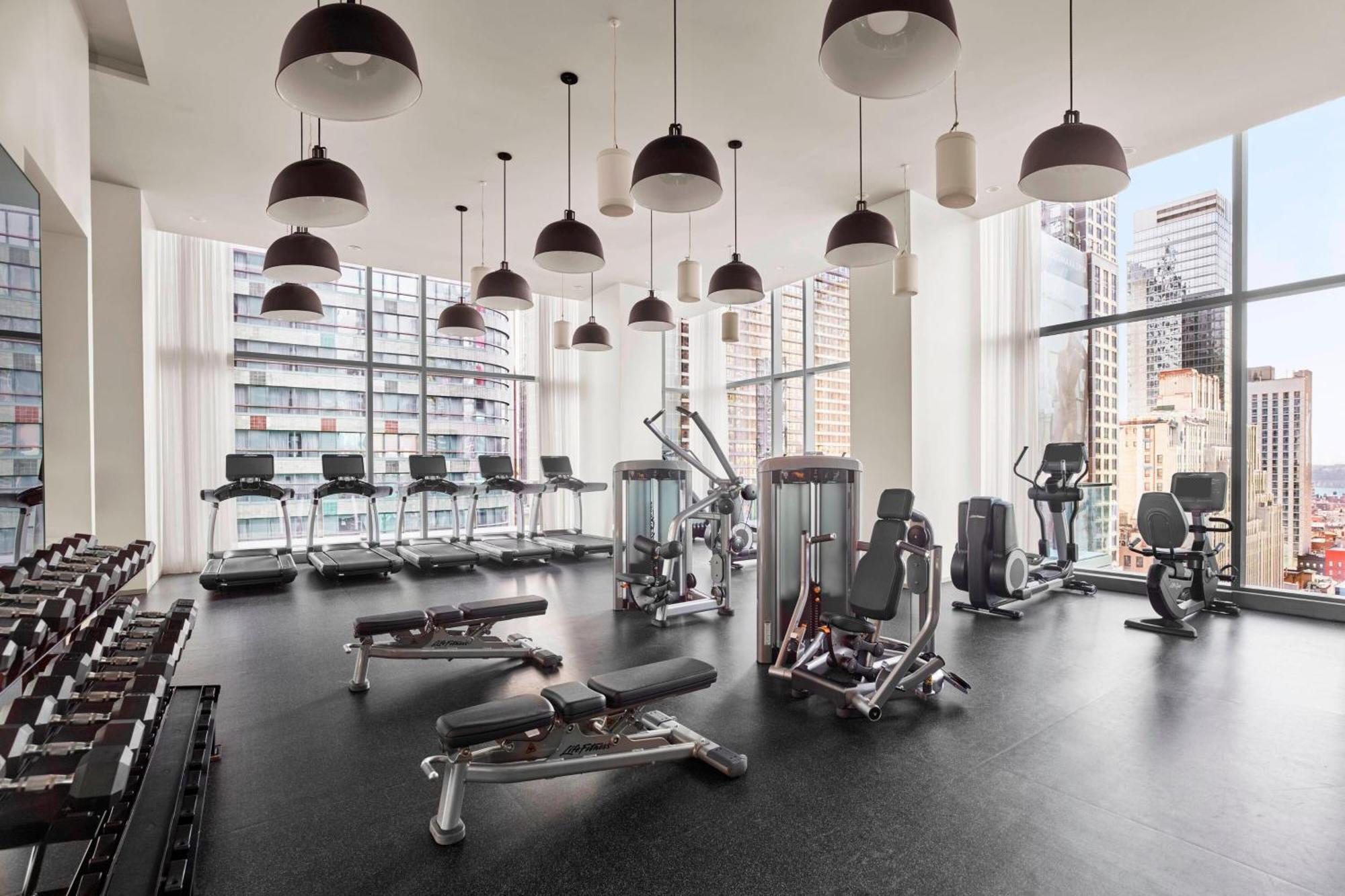 더 타임스 스퀘어 에디션 뉴욕 외부 사진 The gym at 100 East 53rd Street